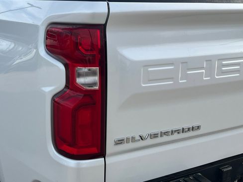 Used 2020 Chevrolet Silverado 1500 High Country w/ Technology Package image 12