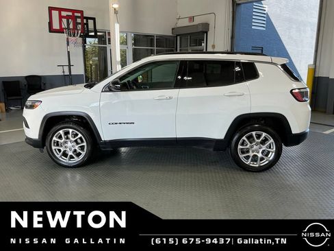 Used 2022 Jeep Compass Latitude AWD/4WD image 3