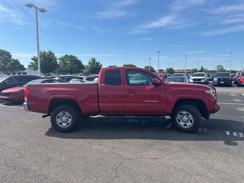 Used 2016 Toyota Tacoma SR5 w/ Towing Package AWD/4WD image 13