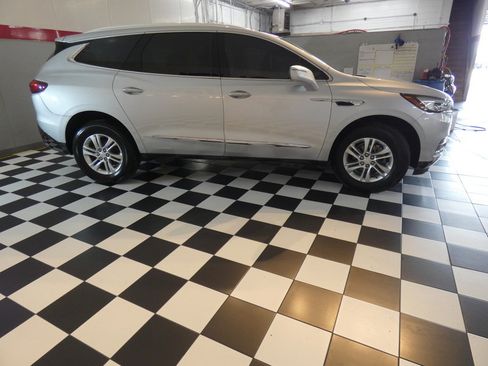 Used 2021 Buick Enclave Essence FWD image 4