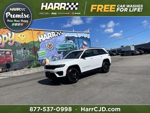 Used 2025 Jeep Grand Cherokee Altitude AWD/4WD image 1