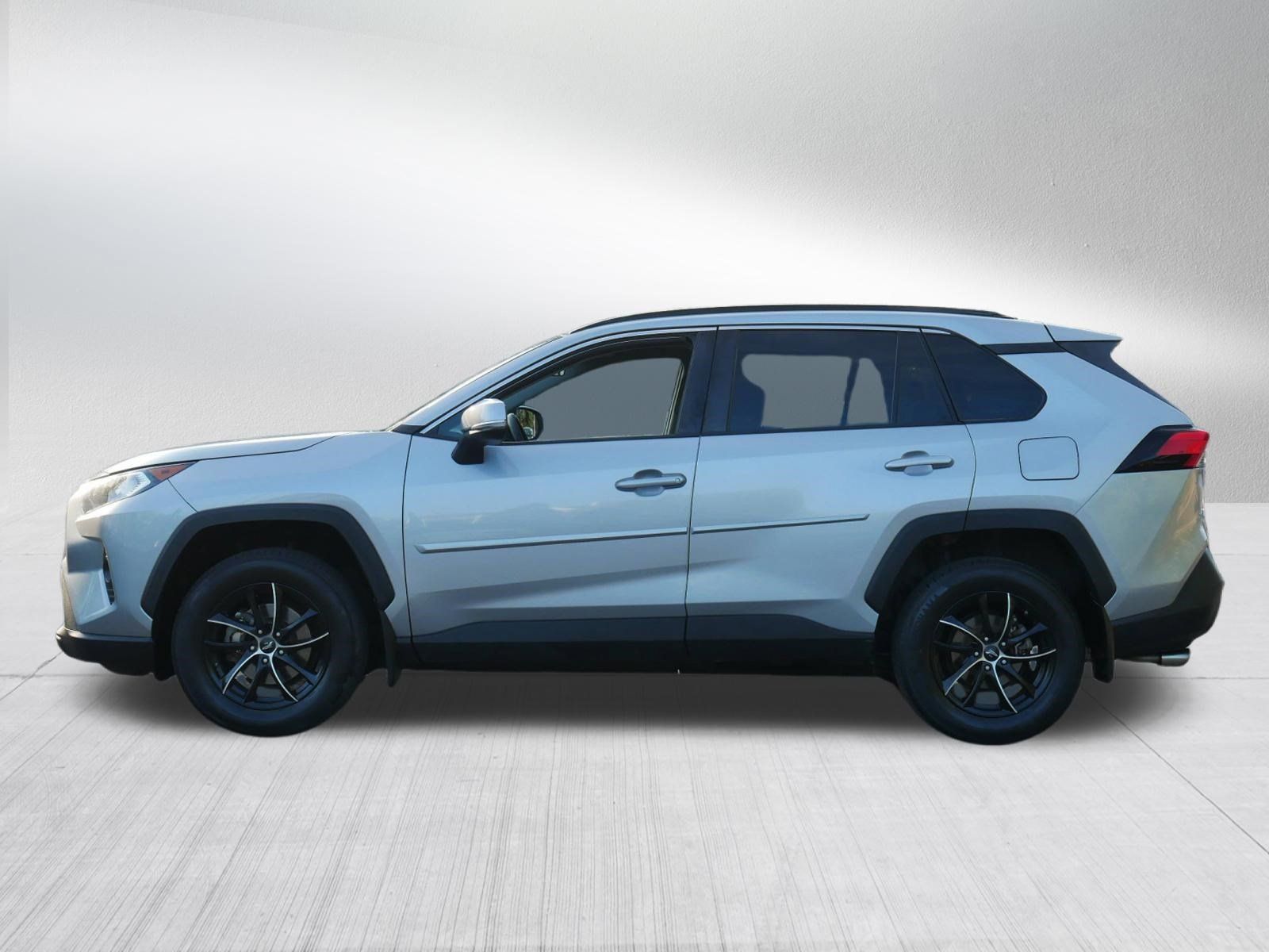 Used 2019 Toyota RAV4 XLE AWD/4WD image 4