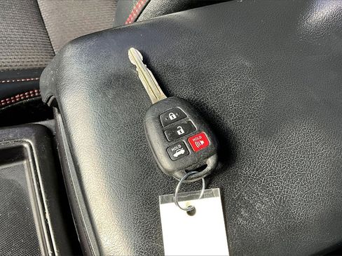 Used 2017 Toyota Camry SE image 11