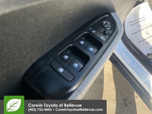 Used 2025 Hyundai Venue SEL image 11