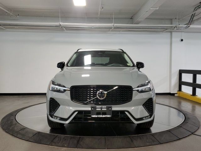 Used 2025 Volvo XC60 B5 Plus w/ Protection Package Premier AWD/4WD image 4
