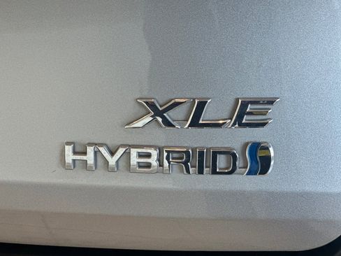 Certified 2023 Toyota Sienna XLE image 28