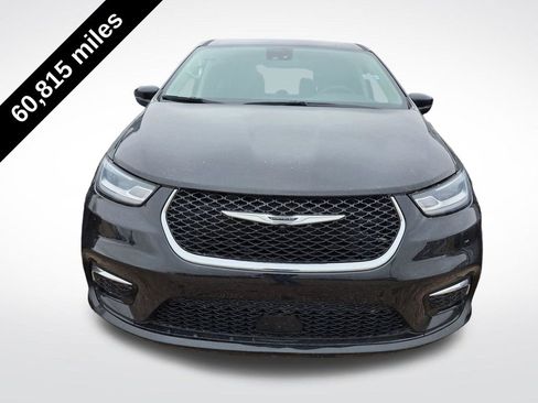 Used 2023 Chrysler Pacifica Touring-L FWD image 2