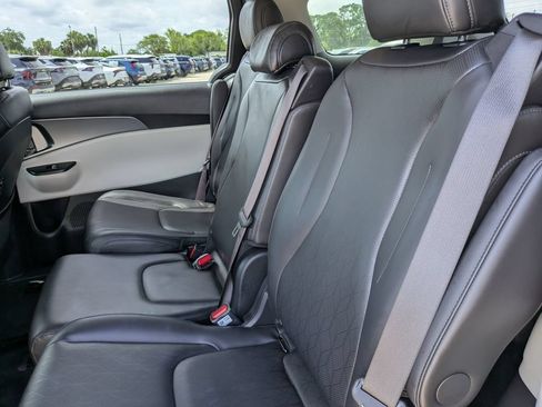 Certified 2024 Kia Carnival LX FWD image 18