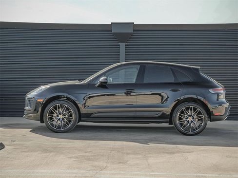 Certified 2025 Porsche Macan image 2