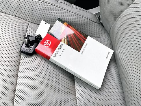 Certified 2016 Toyota Highlander Limited Platinum image 14