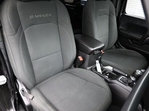 Used 2018 Jeep Wrangler Unlimited Sahara AWD/4WD image 41
