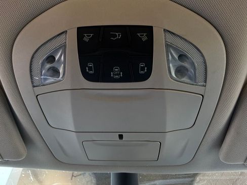 Used 2023 Chrysler Pacifica Touring-L FWD image 19