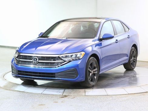 Used 2024 Volkswagen Jetta SE w/ Panoramic Sunroof Package image 3