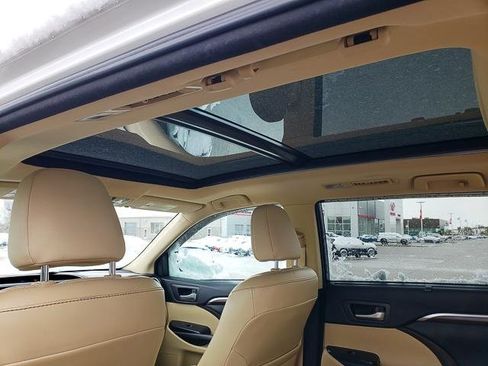 Used 2016 Toyota Highlander Limited image 25