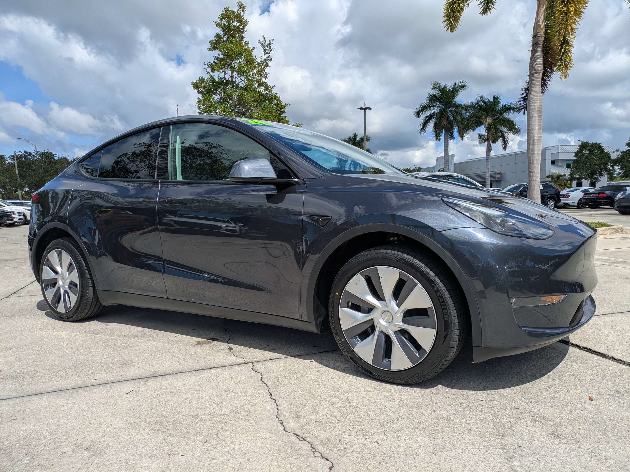 Used 2024 Tesla Model Y Long Range AWD/4WD image 2