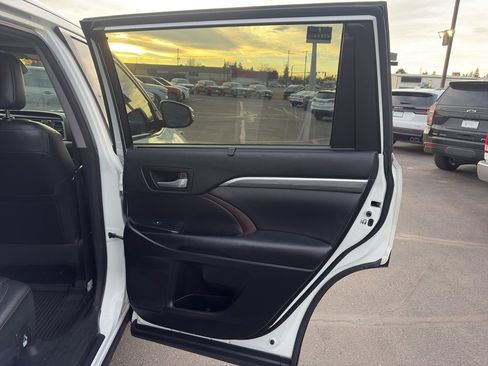 Used 2018 Toyota Highlander Limited image 17