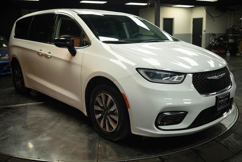 Used 2024 Chrysler Pacifica Limited FWD image 5