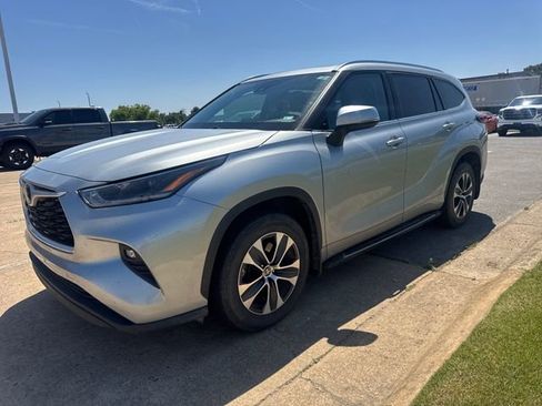 Used 2021 Toyota Highlander XLE AWD/4WD image 1