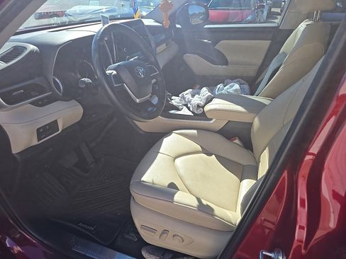 Used 2023 Toyota Highlander XLE image 8