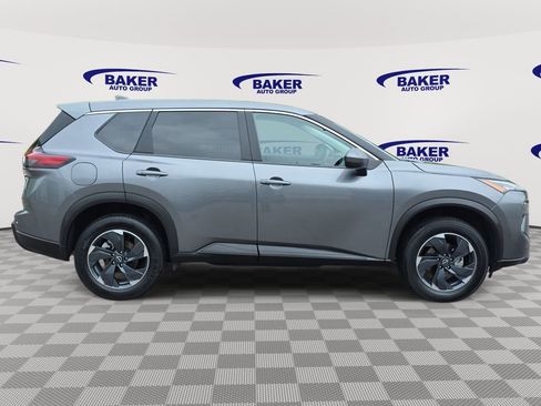 Used 2024 Nissan Rogue SV AWD/4WD image 2