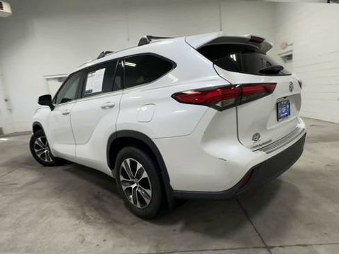 Used 2022 Toyota Highlander XLE FWD image 9