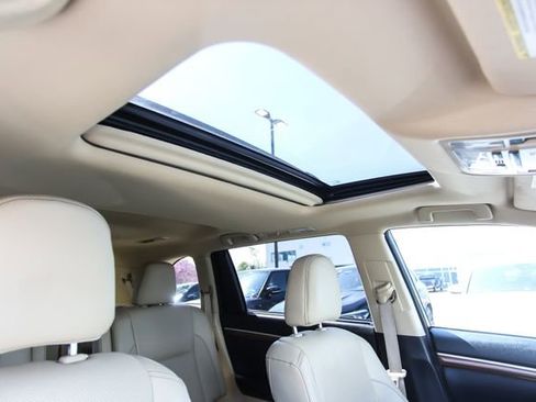 Used 2017 Toyota Highlander Limited w/ Carpet Mat Package image 57