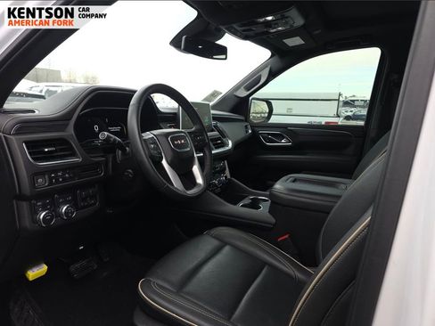 Used 2024 GMC Yukon SLT w/ SLT Luxury Package image 5