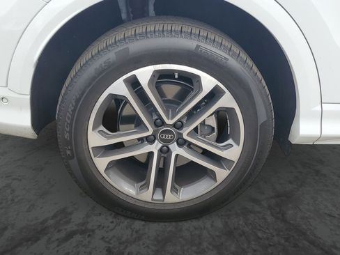 Used 2025 Audi Q5 Premium w/ Convenience Package image 5