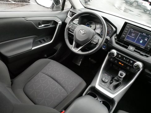 Used 2020 Toyota RAV4 XLE w/ XLE Grade Weather Package image 9