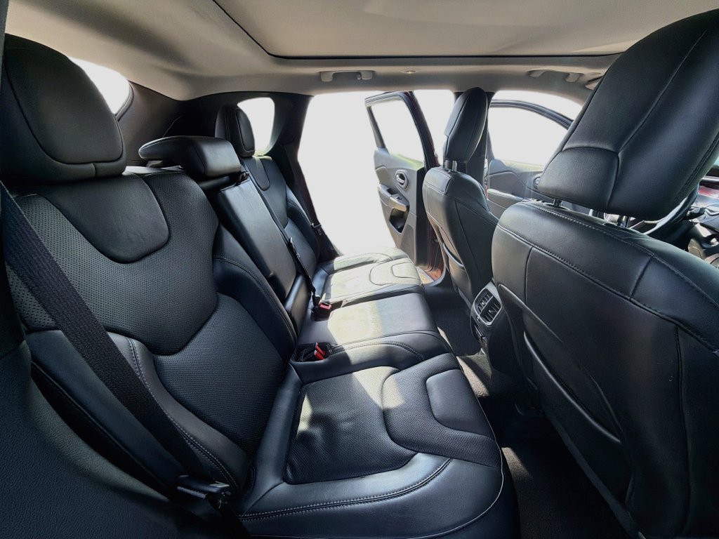 Used 2020 Jeep Cherokee Limited AWD/4WD image 28