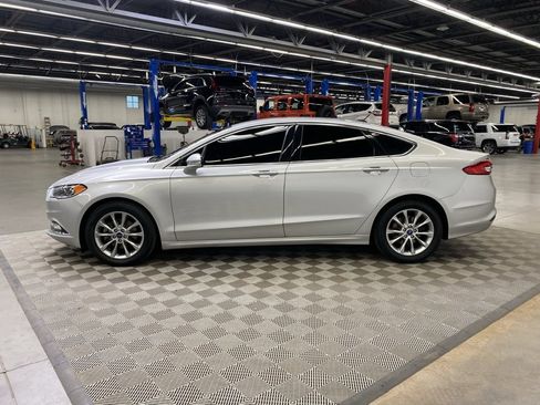 Used 2017 Ford Fusion SE image 6