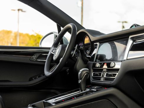 Certified 2026 Porsche Macan AWD/4WD image 47