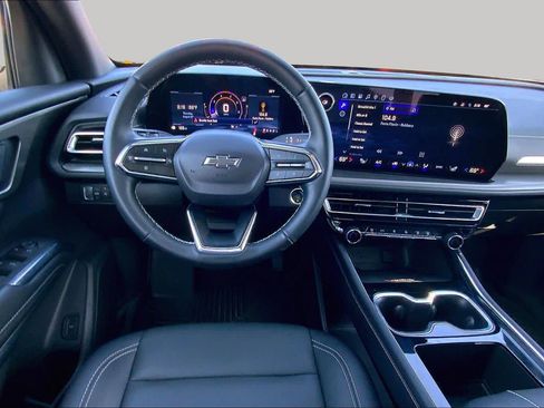 Used 2025 Chevrolet Traverse LT w/ Midnight/Sport Edition FWD image 6