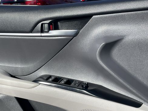 Used 2018 Toyota Camry LE image 19