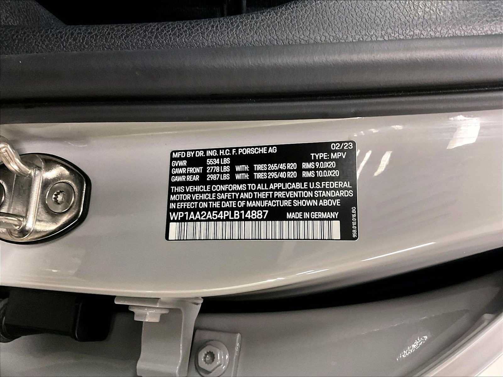 Certified 2023 Porsche Macan AWD/4WD image 36