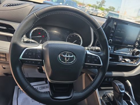 Used 2022 Toyota Highlander XSE FWD image 11