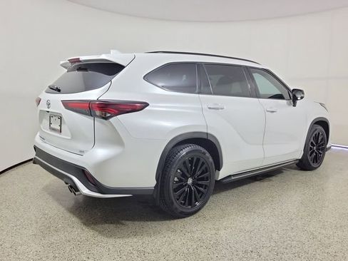 Used 2024 Toyota Highlander XSE FWD image 5