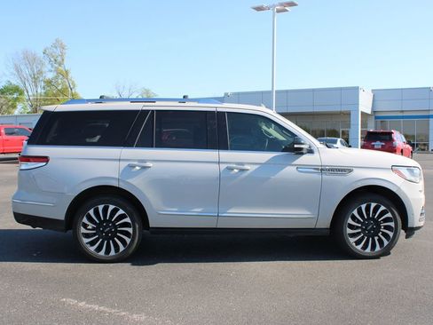 Used 2023 Lincoln Navigator Reserve image 11