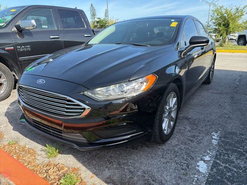 Used 2017 Ford Fusion SE w/ Fusion SE Technology Package image 4