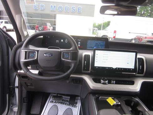 Used 2025 Ford Expedition Active RWD image 16