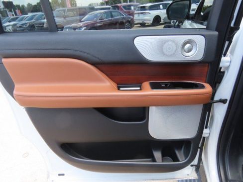 Used 2021 Lincoln Navigator L Reserve w/ Luxury Package AWD/4WD image 17
