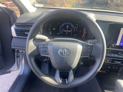 Used 2025 Toyota Camry LE image 32
