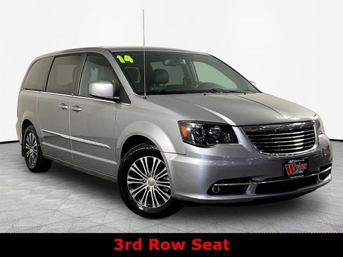 Used 2014 Chrysler Town & Country S FWD image 3