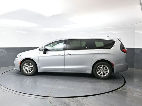 Used 2024 Chrysler Pacifica Touring-L FWD image 11