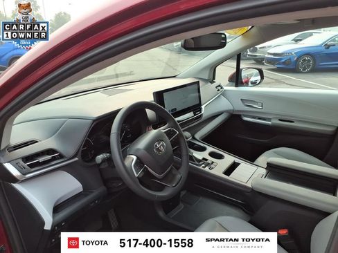 Used 2026 Toyota Sienna XLE FWD image 14