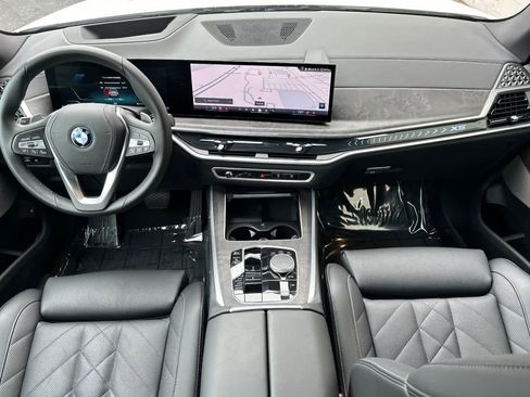 Used 2025 BMW X5 xDrive50e image 3