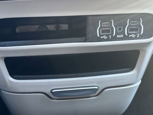 Used 2024 Chrysler Pacifica Touring-L image 6