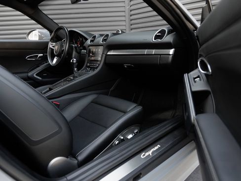 Certified 2025 Porsche 718 Cayman RWD image 31