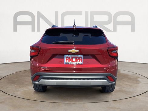 Used 2025 Chevrolet Trax LT FWD image 11