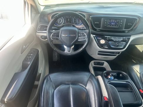 Used 2017 Chrysler Pacifica Touring-L FWD image 27